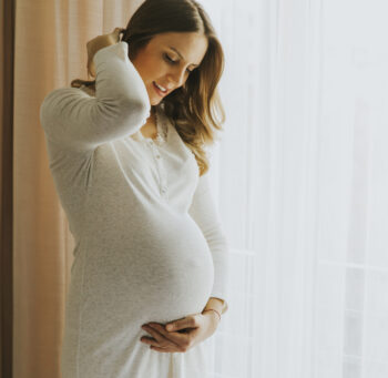 Kobieta w ciąży dotykająca brzucha